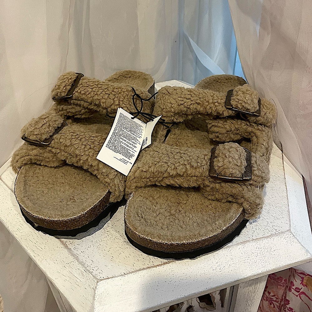 NWT GAP Sherpa slides size 7 women